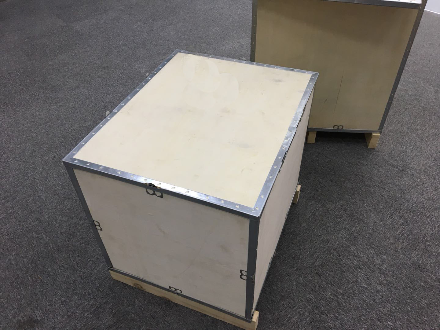 鋼邊箱的生產(chǎn)制作需要哪些設(shè)備？