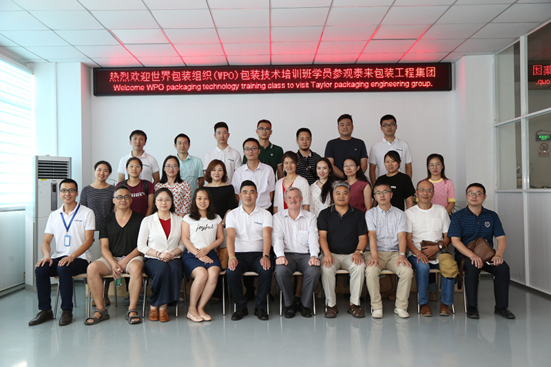 王天佑董事長與Pierre Pienaar先生以及全體學(xué)員合影 王天佑董事長與Pierre Pienaar先生以及全體學(xué)員合影