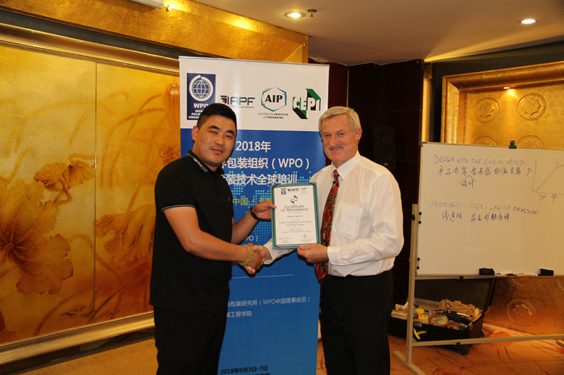 泰來董事長與世界包裝主席合影 泰來董事長與世界包裝主席合影