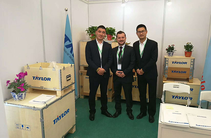 泰來(lái)包裝董事長(zhǎng)與客戶合影 泰來(lái)包裝董事長(zhǎng)與客戶合影